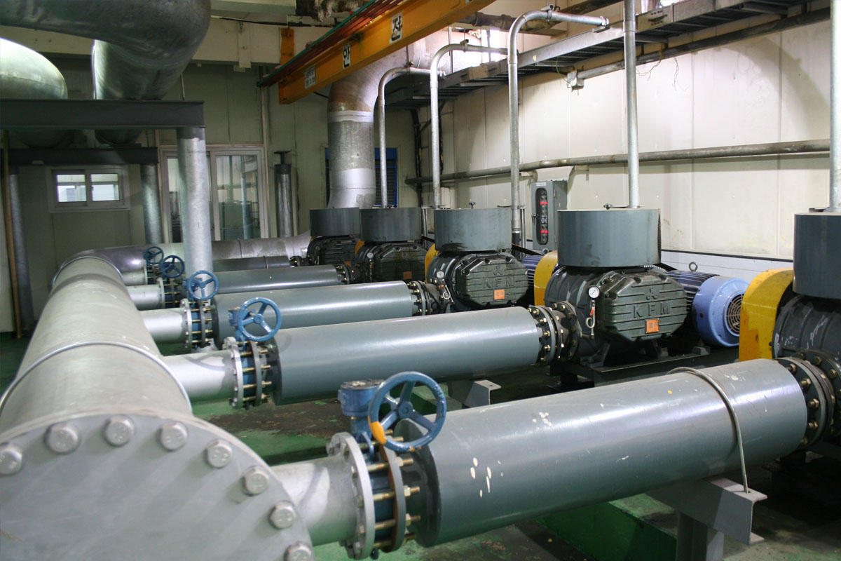 What is the difference between a piston pump and a gear pump?